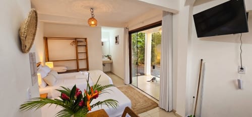 Quarto Flat Terra na Vila Pitangueira em Uruçuca com vista para o jardim, amenidades modernas e acesso ao pátio