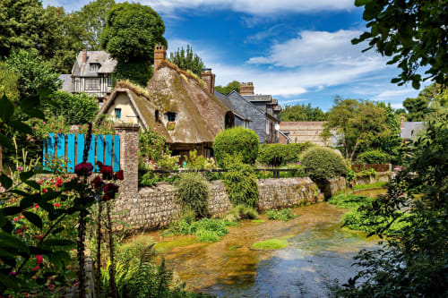 Charmants chalets au toit de chaume au bord de la rivière à Saint-Valery-en-Caux, France