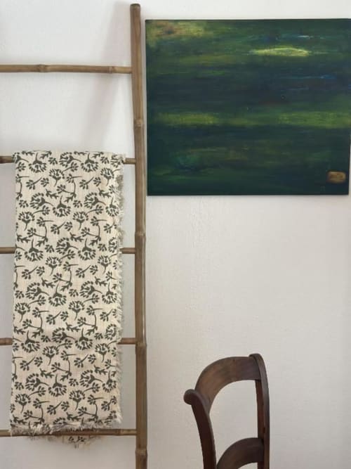 Quarto da Monte da Tojeiranha com estante de escada de madeira, têxtil botânico, pintura abstrata verde e cadeira de madeira