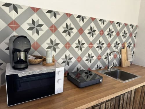 Cozinha moderna na Quinta da Tojeirinha B&B em Montargil com painel traseiro de padrão geométrico