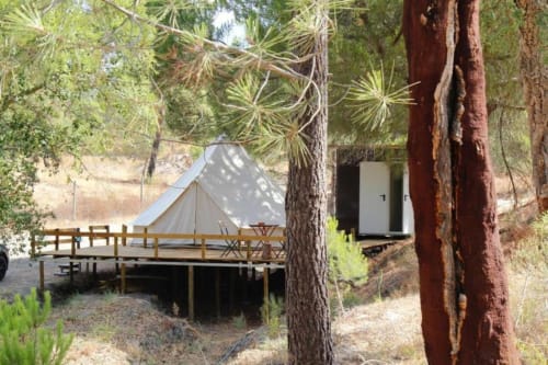 Tenda glamping com terraço em madeira com vista para o lago de Montargil em Monte da Tojeirinha, Portugal