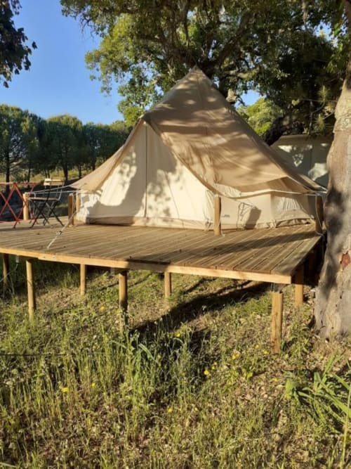 Tenda de glamping na Monte da Tojeirinha em Montargil com deck de madeira, vistas do lago e envolvida por jardins