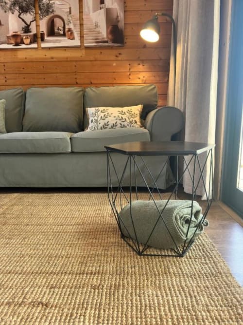 Aconchegante sala de estar do bungalow Monte da Tojeiranha com sofá cinzento, mesa lateral geométrica e iluminação natural
