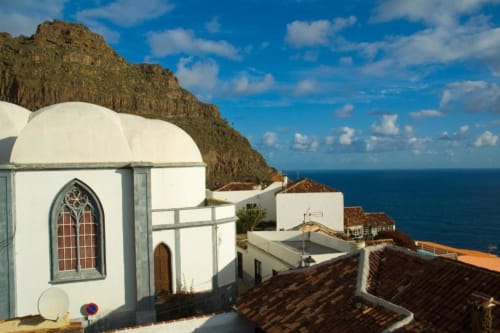 Capilla blanca con vistas al océano en Agulo, Islas Canarias, frente al Atlántico desde una propiedad rural en acantilado