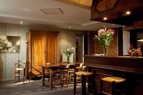 Élégant hall d'accueil du gîte Le Jardin de la Reyssouze à Gorrevod, mobilier en bois et fleurs fraîches