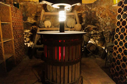 Bodega de Masias Can Trabal con barril iluminado y muros de piedra históricos en Olerdola