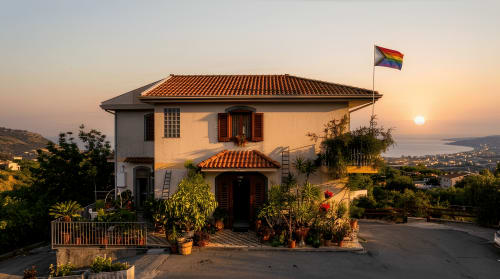 Vista al tramonto di Pupi Catania Etna Farm B&B con villa dal tetto in terracotta, Aci Castello, Sicilia