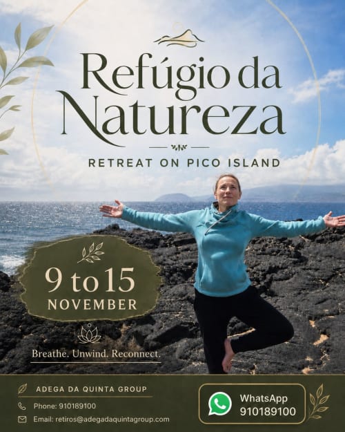 Mulher em posição de ioga sobre rochas vulcânicas promovendo retiro de bem-estar Refugio da Natureza na Ilha do Pico, 9-15 de novembro