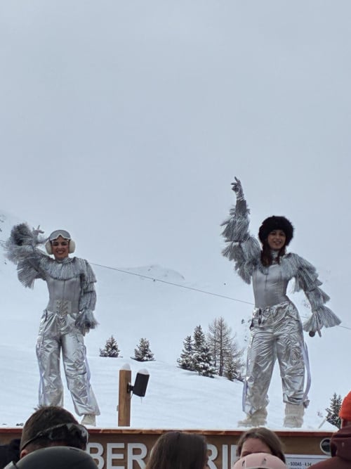 Deux artistes en costumes argentés à L'Alp'In, La Plagne Tarentaise, célébrant en montagne enneigée