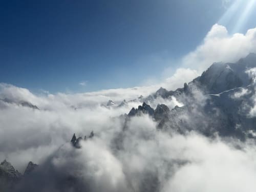 Les pics alpins émergeant des nuages à L'Alp'In, station de ski La Plagne Tarentaise