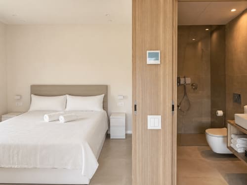Dormitorio moderno con baño ensuite en Holibai ModulSuites, Baiona, España