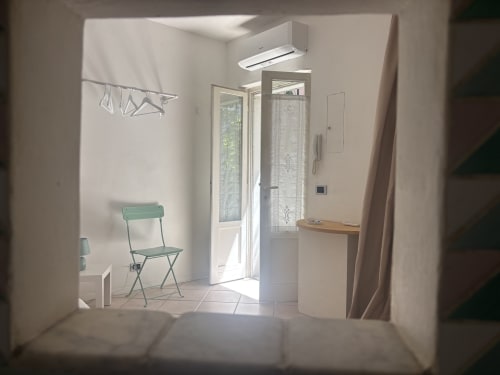 Luminoso e accogliente loft a Milano con sedia verde, bagno con doccia, scrivania e climatizzazione