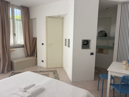 Appartamento San Gottardo Mono 2 presso Lovelyloft Milano, con camera con letto bianco, angolo cottura e comfort moderni