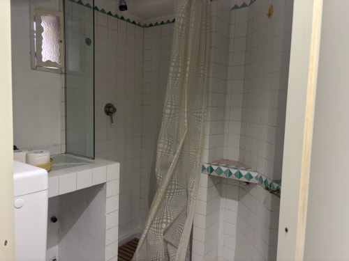 Moderno bagno di Lovelyloft Milano con doccia, lavabo e rivestimenti in piastrelle bianche
