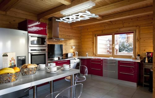 Cuisine de chalet moderne avec armoires bordeaux aux Chalets d'Aline, station de ski de La Plagne Tarentaise