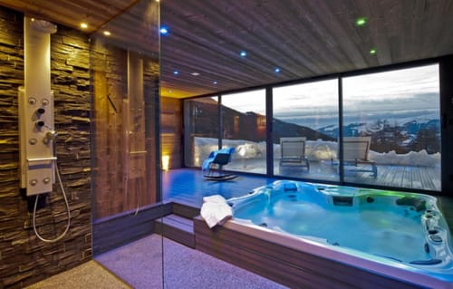 Suite spa luxueuse aux Chalets d'Aline à La Plagne avec bain à remous, douche à effet pluie et vue sur les Alpes
