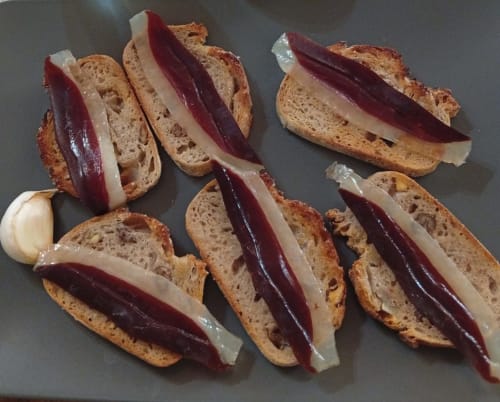 Sandwichs artisanaux de betteraves et fromage sur pain complet à la Prehistogite B&B à St Genies, France