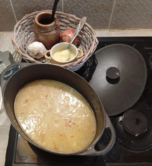 Soupe crémeuse mijotant dans une casserole avec des ingrédients frais à la Préhistosite B&B à Saint Genies, France