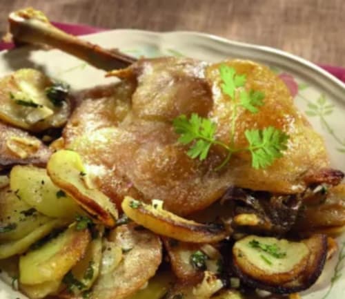 Poulet rôti aux herbes et pommes de terre rôties, Gîte Prehistogite, Saint-Genies France