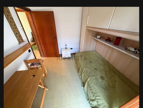 Cameretta compatta con letto singolo, scrivania in legno e sedia nell'appartamento Romagnapartments vicino alla spiaggia di Cervia