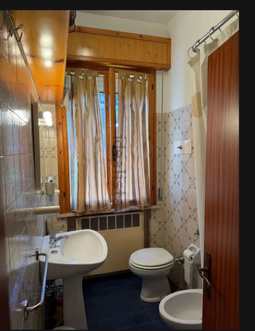 Bagno dell'Romagnapartments a Cervia con WC, bidet, lavandino e doccia