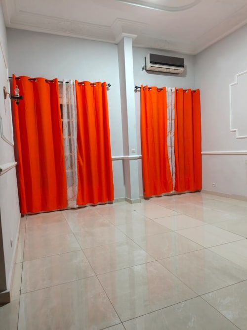 Cabines d'essayage aux rideaux orange à La Villa des Pins Toscane, Libreville, Gabon