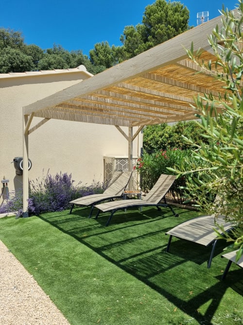 Pergola moderne en bois avec transats au jardin de L'Orée du Ventoux, Crillon-le-Brave