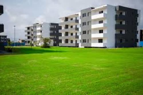 Complexe d'appartements modernes avec pelouse verdoyante à La Villa des Pins, Libreville, Gabon