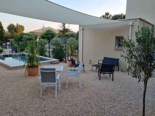 Terrasse piscine de L'Orée du Ventoux avec coin détente et voile d'ombrage à Crillon-le-Brave