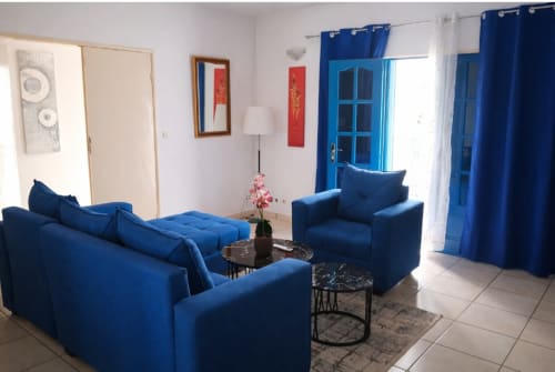 Villa des Pins Filao à Akanda avec espace détente bleu, portes et lumière naturelle