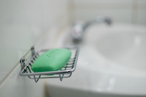Savon vert sur l'étagère de la salle de bain à La Villa des Pins, Akanda