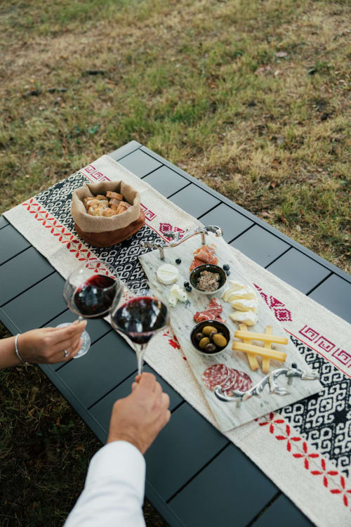 Picnic al aire libre con vino y tabla de quesos en el Château Alto Cormeil en Saint-Émilion, con embutidos, queso, aceitunas y tinto