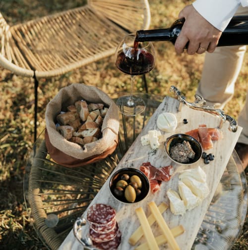 Cata de vinos en el Château Alto Cormeil en Saint-Émilion con tabla de embutidos, pan y queso