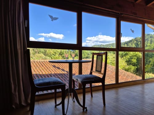 Habitación rural en Aldea Rural Pazos De Arenteiro con mesa, sillas y vistas panorámicas de tejadillos de barro y bosque