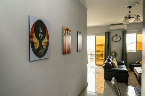 Couloir élégant de La Villa des Pins avec art africain, accès vue mer et mobilier raffiné