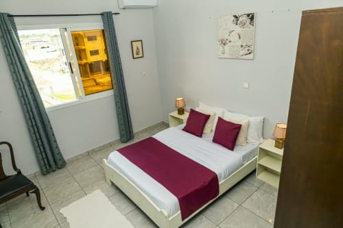 Chambre Marina 1 lit à La Villa des Pins, Akanda avec lit queen, vue mer et équipements modernes