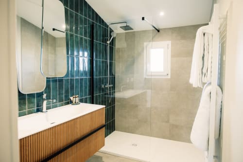 Salle de bains moderne au Château Alto Cormeil à Saint-Émilion avec douche à l'italienne, meuble vasque en bois et carrelage vert foncé
