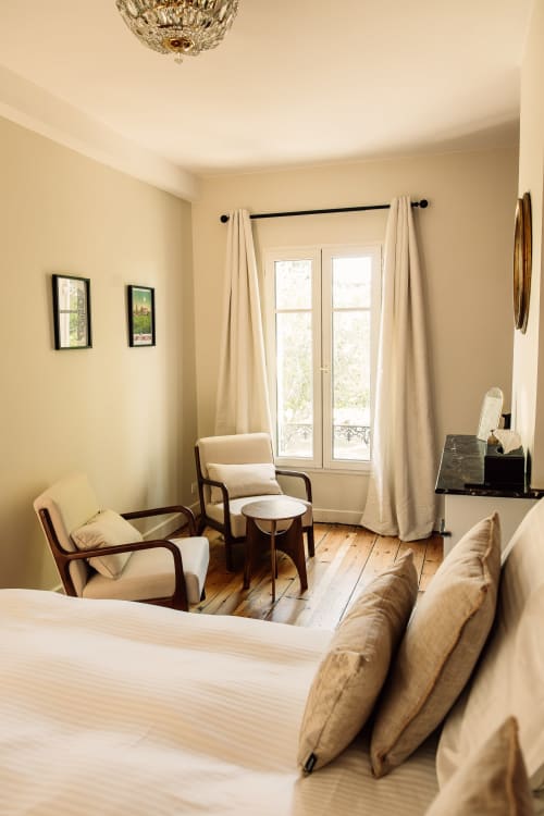 Chambre élégante au Château Alto Cormeil à Saint-Émilion avec coin salon, portes-fenêtres et décor classique
