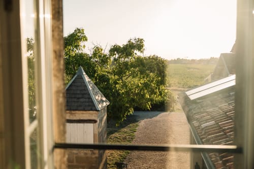 Vue du Château Alto Cormeil à Saint-Émilion : paysage rural, vignobles et bâtisses en pierre