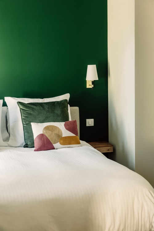 Chambre Malbec en Château Alto Cormeil, Saint-Émilion: dormitorio moderno con pared de acento verde, ropa blanca y diseño contemporáneo