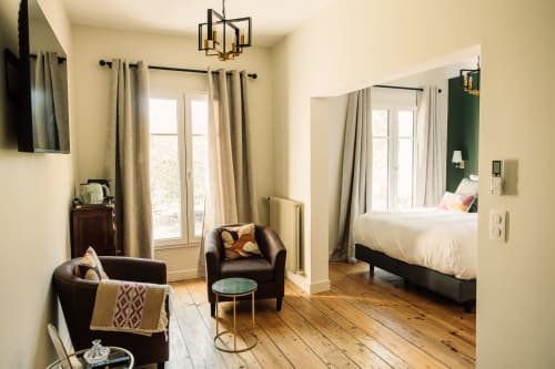 Habitación Malbec en Château Alto Cormeil, Saint-Émilion: amplia suite con zona de estar, suelos de madera y comodidades modernas