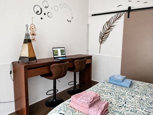 Dormitorio de cabaña moderna con escritorio, portátil y arte mural en Maison D'hôtes Coeur D'hérault, Péret