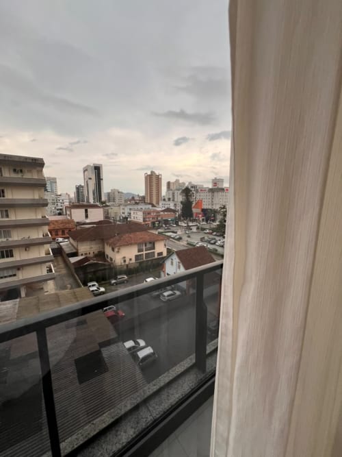 Vista do balcão do horizonte de Joinville com edifícios residenciais, ruas e céu nublado na BORA BORA HOSPEDAGENS