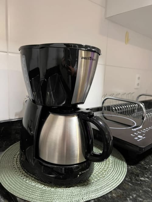 Cafeteira Britania com garrafa térmica sobre bancada no apartamento Bora Bora Hospedagens, Joinville