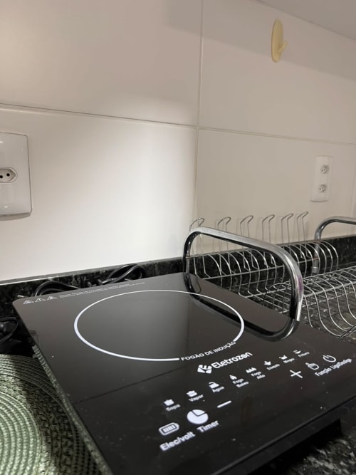 Cooktop de indução Eletrozon preta com escorredor de louças na cozinha do apartamento BORA BORA em Joinville