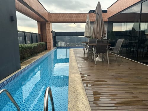 Piscina e deck na cobertura da BORA BORA HOSPEDAGENS em Joinville com vista da cidade