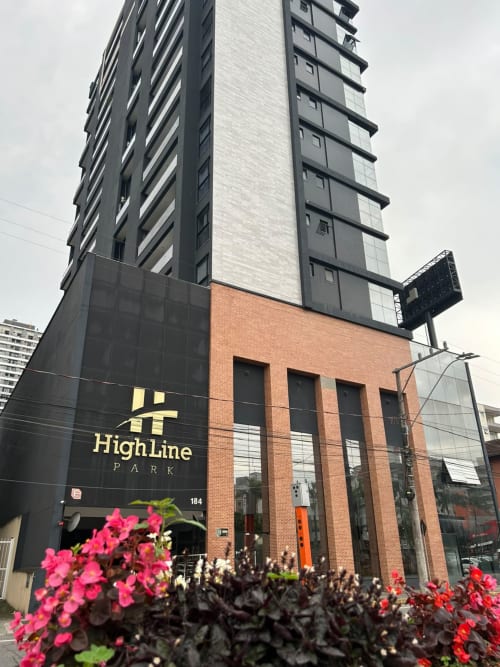 Edifício moderno HighLine Park no centro de Joinville com flores rosas e vista da cidade, a 300m de Mueller