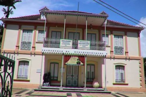 La Maison de Clémentine, un hôtel de charme dans un bâtiment colonial rose aux volets blancs à Fort-de-France