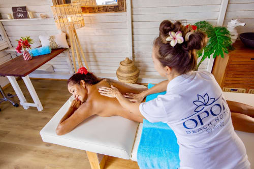 Thérapeute spa effectuant un massage du dos à l'OPOA BEACH HÔTEL à Uturoa, soin bien-être en Polynésie