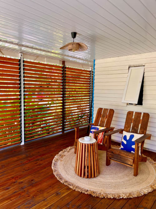 Modernes Garten-Bungalow im OPOA Beach Hotel in Uturoa mit Holzmöbeln, geflochtenen Akzenten und tropischer Privatsphäre im Freien